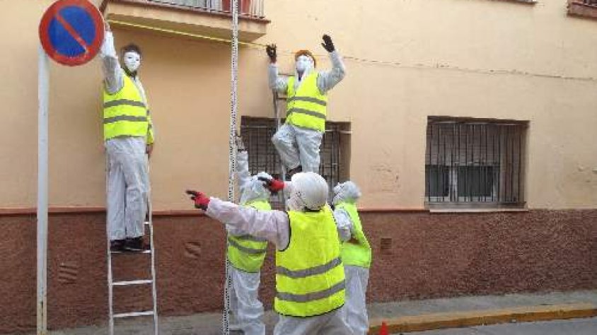 Els 'esbirros' del rei Carnestoltes buscant un nou balcço a Tàrrega per pronunciar el pregó
