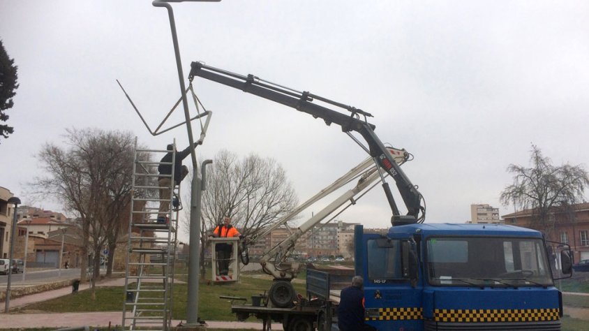 Operaris municipals instal·lant l'escultura