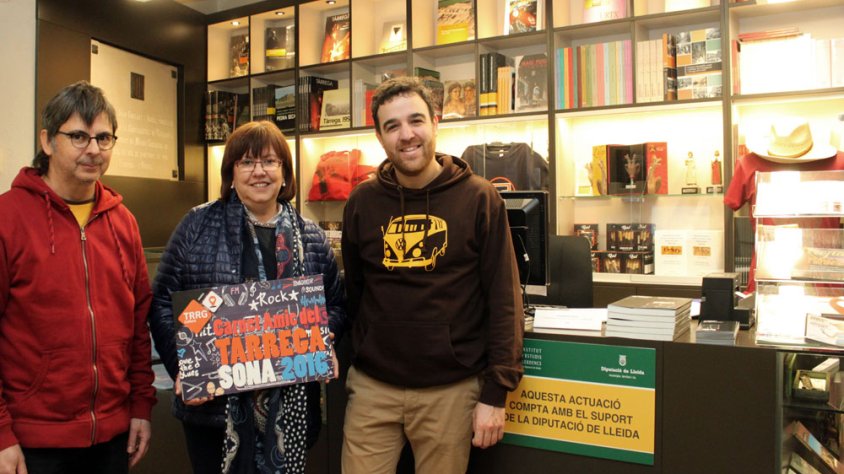 L’alcaldessa de Tàrrega, Rosa Maria Perelló; i el regidor de Cultura, Raül Palacios; i el director tècnic del Museu Comarcal de l’Urgell, Oriol Saula; mostren una reproducció del nou Carnet Amic del Tàrrega Sona a La Botiga del Museu