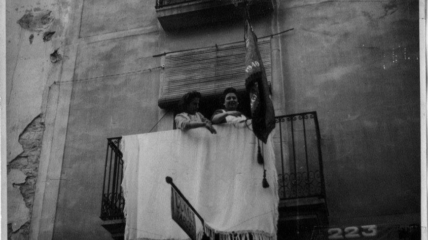 El penó de la Societat de Sant Antoni al balcó del pendonista, al carrer de Sant Pelegrí (1940)