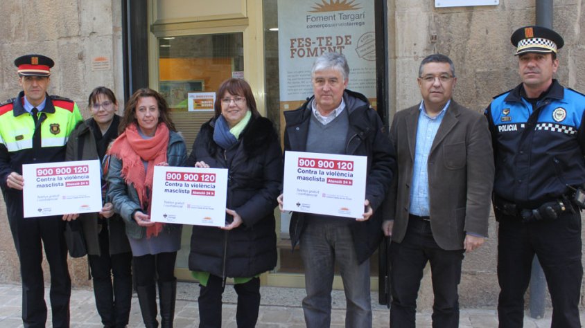 Els impulsors de la iniciativa davant la seu de Foment Targarí