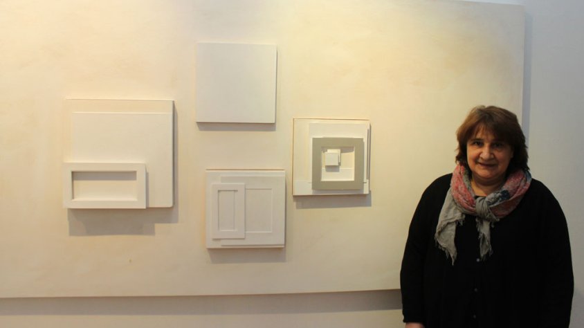 Glòria Coma i una de les seves obres exposades a Tàrrega