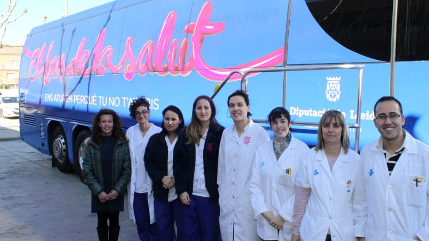 La regidora de Sanitat, Núria Franquesa, amb personal mèdic del Bus de la Salut i el CAP de Tàrrega