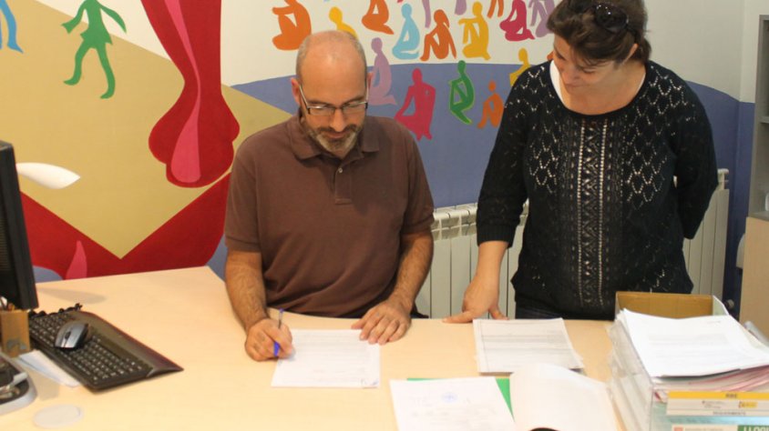 La regidora d'Acció Social, Noèlia Soto, amb el tècnic de l'Oficina Local d'Habitatge