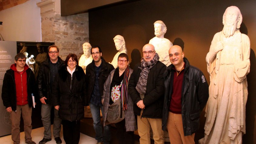 L’alcaldessa de Tàrrega, Rosa Maria Perelló, i el regidor d’Ensenyament, Gabriel Lacambra, amb l’equip directiu del Museu Comarcal de l’Urgell i els directors dels centres escolars que han signat avui el conveni