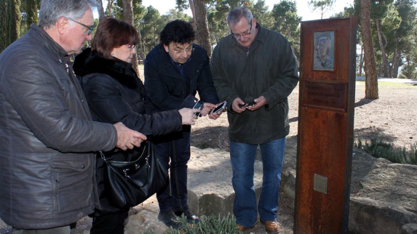 Jaume Solé explicant com funciona el sistema a Rosa M. Perelló i Jaume Aligué