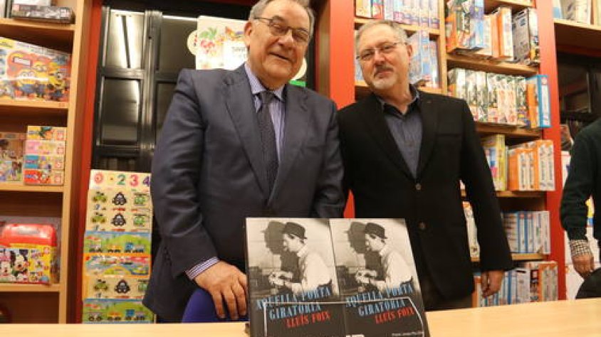 El director executiu de 'Segre', Juan Cal, va ser l'encarregat de presentar ahir a la llibreria Caselles de Lleida el llibre de Lluís Foix 'Aquella porta giratòria'