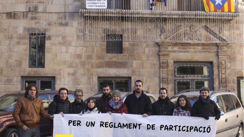 Els membres de la CUP amb una pancarta defensant la participació ciutadana
