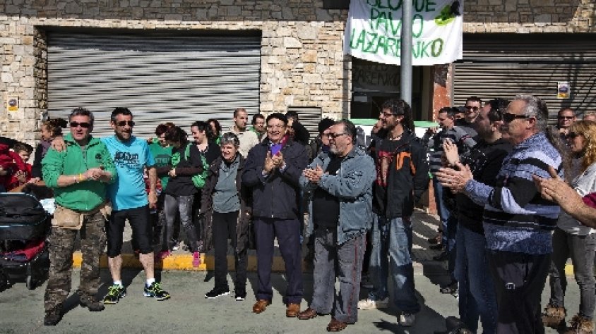 Membres de la PAH amb les famílies que han okupat el bloc