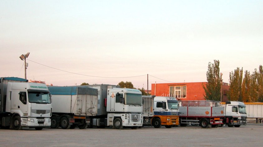 Imatge d’arxiu de camions estacionats prop del CAP