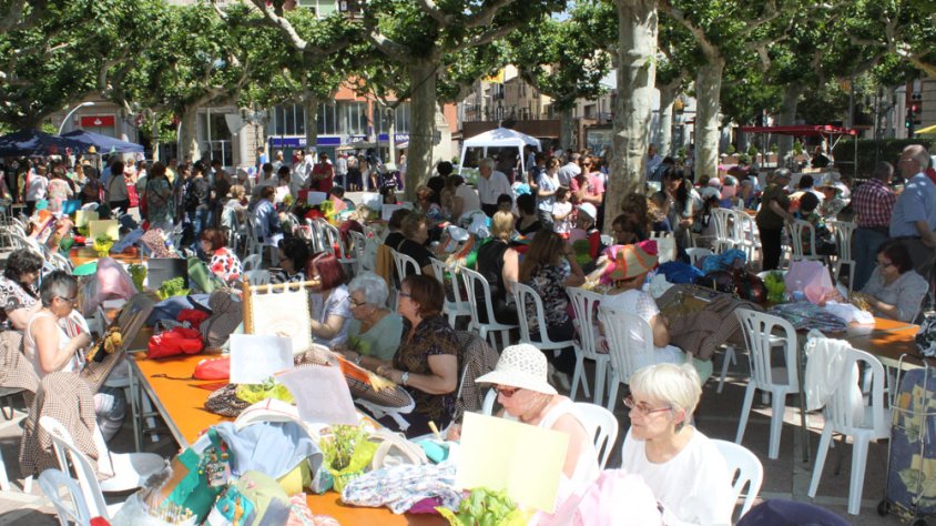Imatge d'arxiu d'una trobada de puntaires per a la qual se cediren cadires i taules