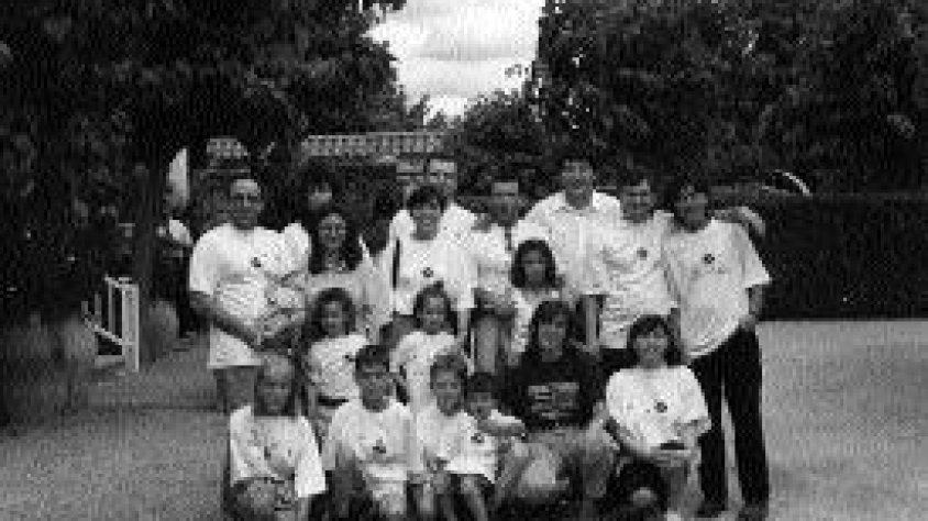 Grup de la Fundació Xarxa amb la samarreta de l’aniversari (1996)