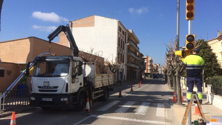 Operaris instal·lant el nou semàfor