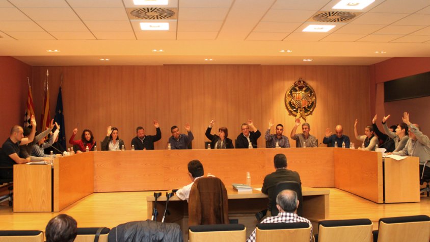 Moment de la votació de l'adhesió del municipi a la Xarxa de Turisme Industrial de Catalunya