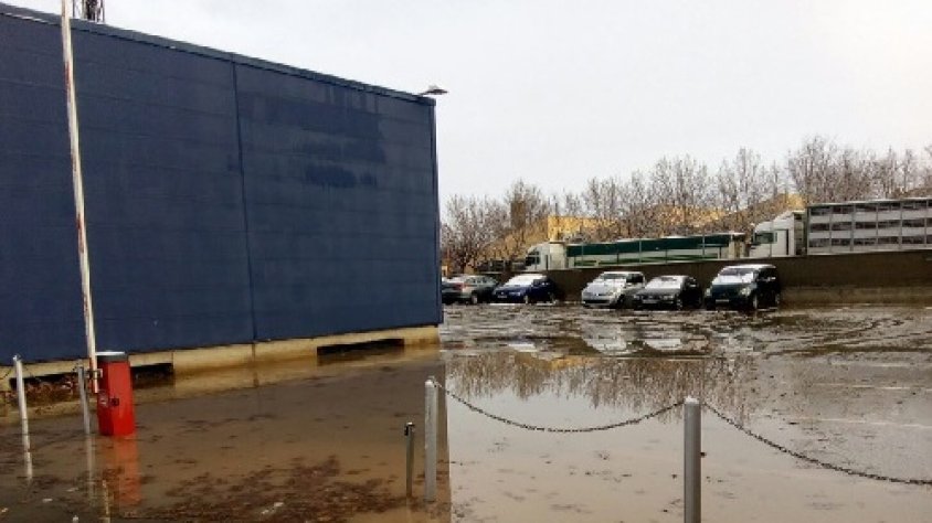 Imatge del pàrquing de la comissaria de Tàrrega inundat