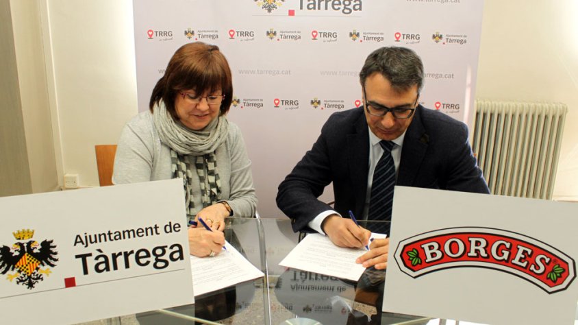 Moment de la signatura del patrocini a càrrec de Rosa Maria Perelló, alcaldessa de Tàrrega, i Vicens Serrano, apoderat de Borges Agricultural & Industrial Edible Oils