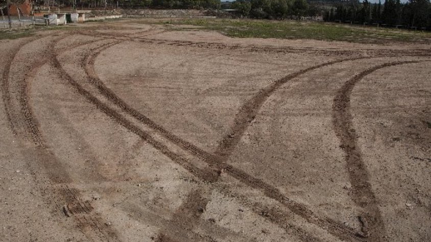 A part dels danys denunciats a les finques, els tot terrenys van deixar aquestes rodades al camp de futbol