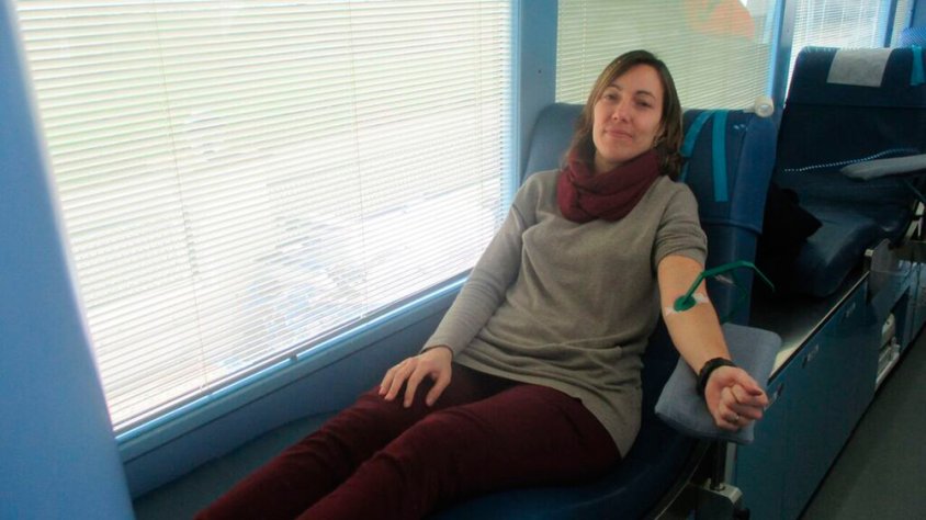 Una de les treballadores de Borges de Tàrrega donant sang