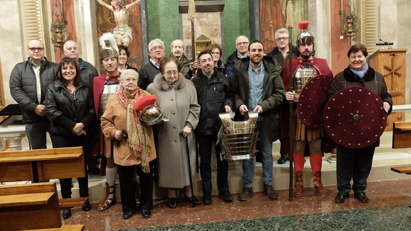 Els impulsors de la iniciativa juntament amb representants d'algunes de les famílies que han cedit el vestuari d