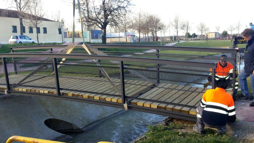 Treballs d'instal·lació del pontó