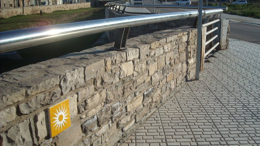 Una de les rajoles que s’han instal·lat al municipi