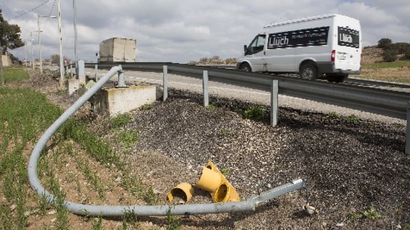 El semàfor arrancat es troba a l'entrada de la localitat per Agramunt