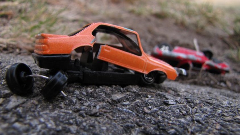 Recreació d'un accident de trànsit amb cotxes de joguina