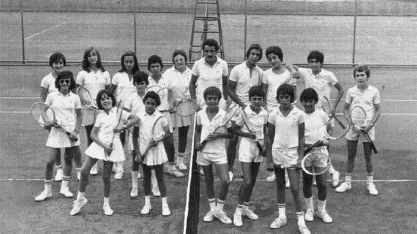 Antoni Boleda, entrenador, amb els components de l’Escola de Tennis del Club Tennis Tàrrega (1975)