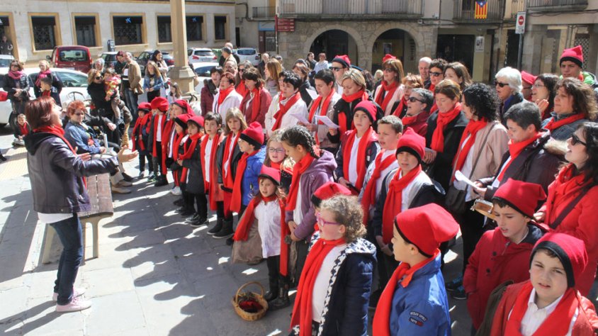 La Coral Infantil Mestre Güell durant la seva actuació a la plaça Major