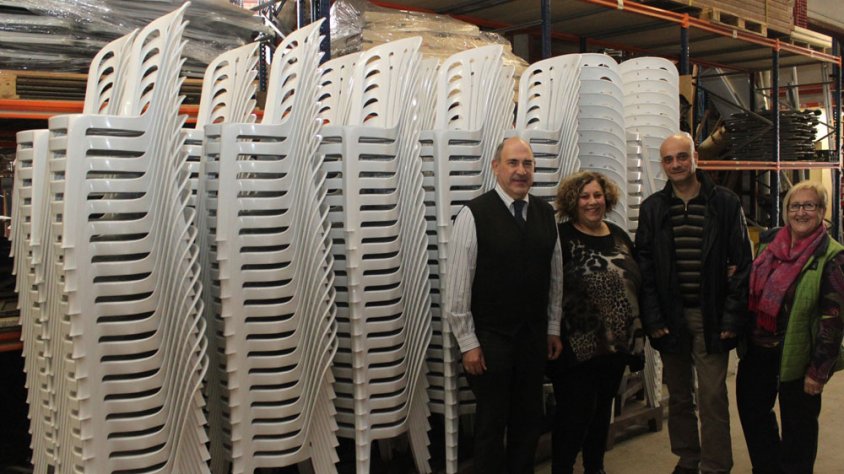 El regidor Gabriel Lacambra i representants d’Agenta amb el nou mobiliari