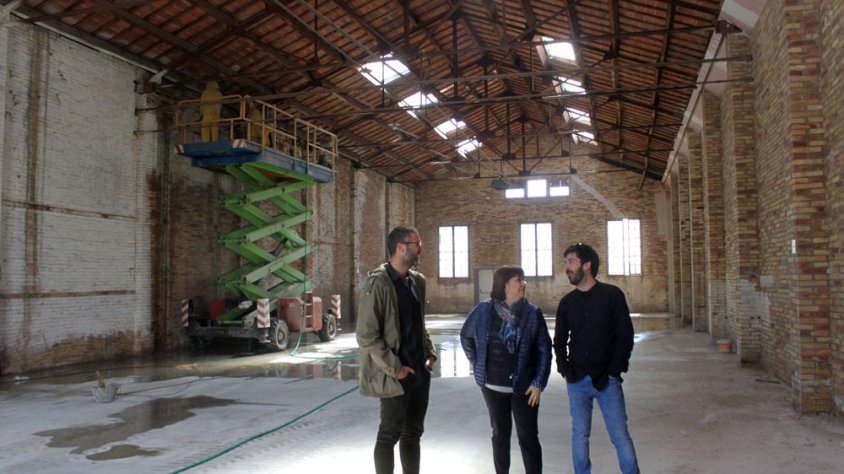 L’alcaldessa de Tàrrega, Rosa Maria Perelló, ha visitat avui la nau 18 de Cal Trepat acompanyada del gerent de FiraTàrrega, Oriol Martí, i el director artístic del certamen, Jordi Duran, mentre s’ultimaven els treballs de neteja de les parets