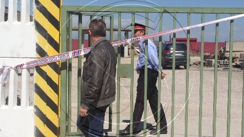 Un mosso a les instal·lacions de l'empresa on han tingut lloc els fets