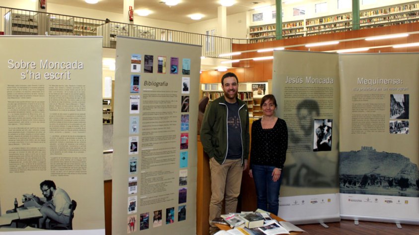 El regidor de Cultura, Raül Palacios, i la directora de la Biblioteca, Carme Asensio, amb alguns plafons de la mostra