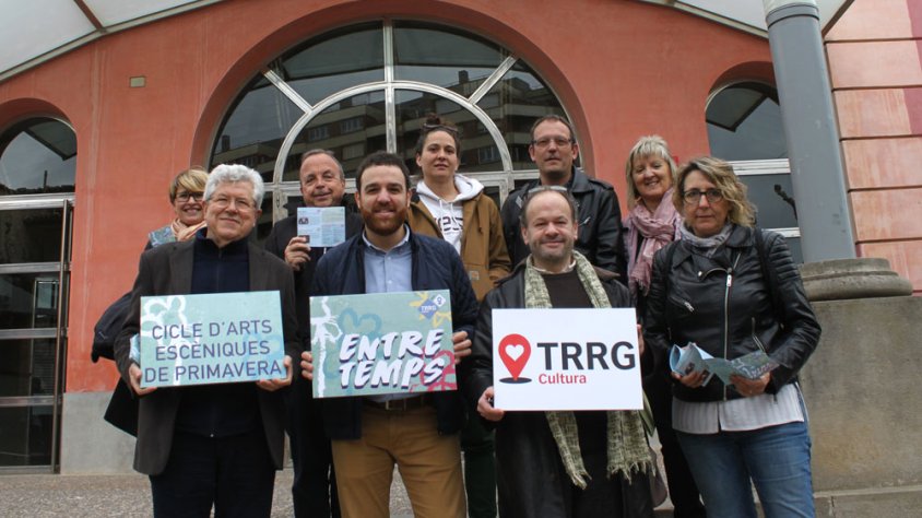 Presentació de l'Entretemps davant el Teatre Ateneu