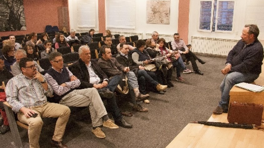 Membres del Club Natació Tàrrega es van reunir ahir amb el regidor Silveri Caro