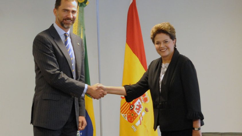 El rei saludant la presidenta del Brasil