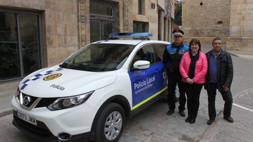 L’alcaldessa Rosa Maria Perelló i el regidor de Governació, Carles Pascual, lliuren el nou vehicle al sergent de la Policia Local, Àlex Dalgui