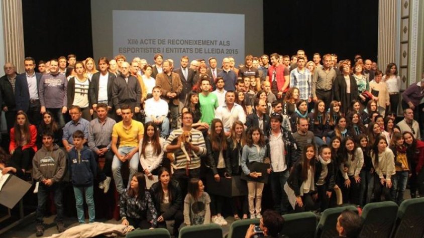 Foto de família dels esportistes reconeguts ahir a Tàrrega