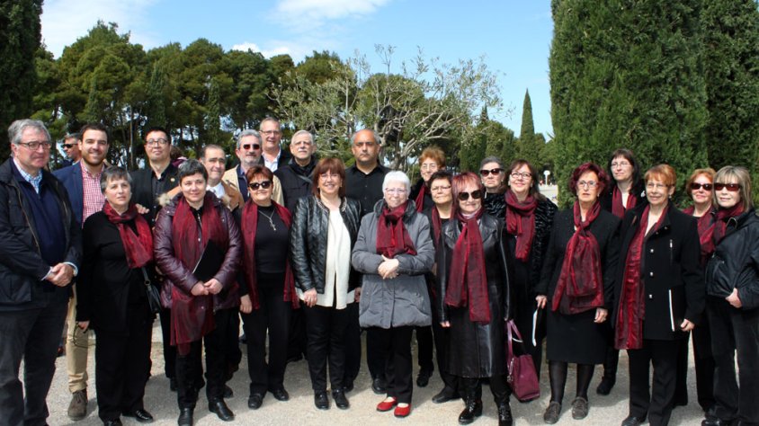 Els membres de l’orfeó i les autoritats amb l’olivera que es va plantar al fons