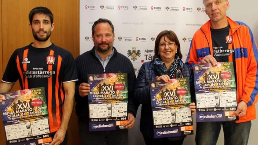 Presentació de la prova amb l’alcaldessa Rosa Maria Perelló; el regidor d’Esports, Silveri Caro; i una representació del Club d’Atletisme 100x100 Fondistes de Tàrrega