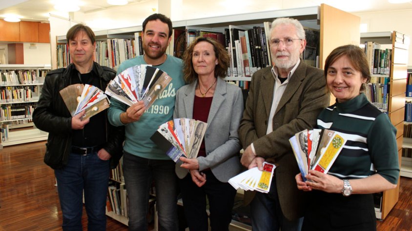 El regidor de Cultura, Raül Palacios, amb els pintors Domènec Serra i Francesc Rufes, dos dels autors dels punts de llibre; Magda Roig, col•leccionista que ha cedit punts de llibre per a la mostra; i Carme Asensio, directora de la Biblioteca Comarcal de T