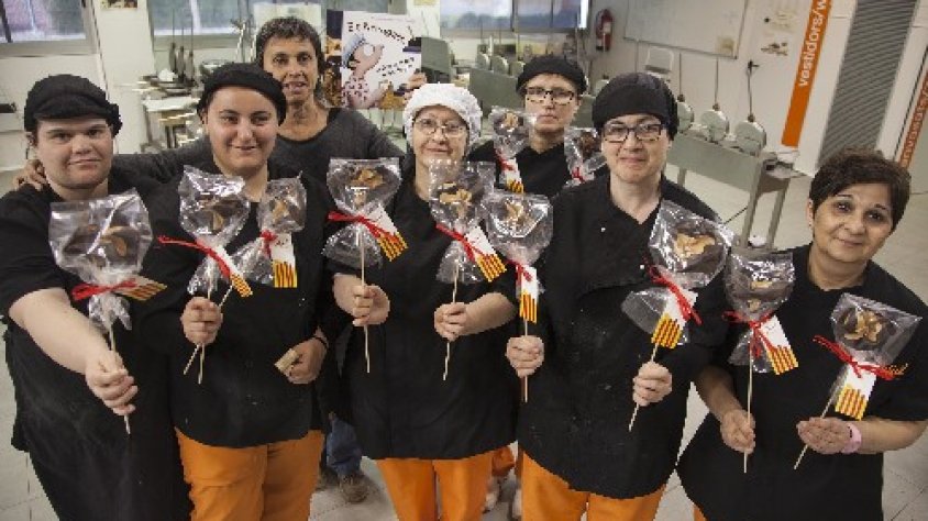 Alguns dels treballadors de l'obrador El Rosal mostrant les roses de galeta