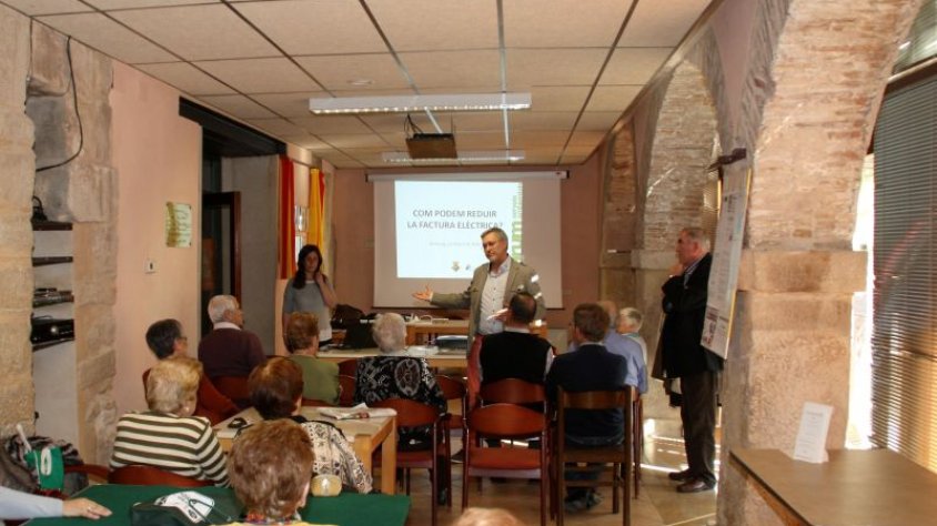 L'alcalde de Bellpuig durant la xerrada
