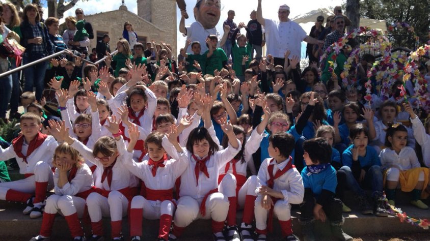 Foto de família dels participants en la festa de presentació del nou conte de Guixanet