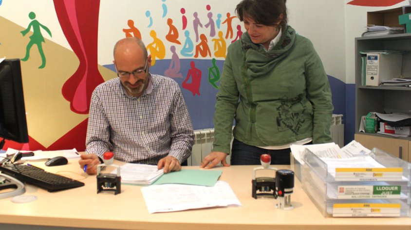 La regidora d’Acció Social, Noèlia Soto, i el tècnic d’habitatge, Alfons Ayala, a l’Oficina Local d’Habitatge de Tàrrega