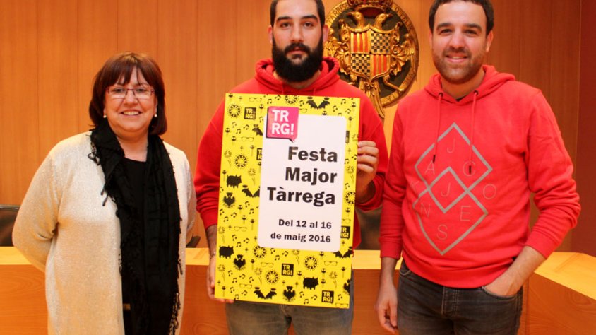 L’autor del disseny guanyador, David Moreso, amb l’alcaldessa de Tàrrega, Rosa Maria Perelló, i el regidor de Cultura, Raül Palacios