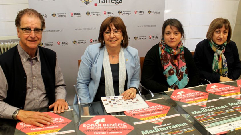 Presentació de la iniciativa amb Rosa Maria Perelló, alcaldessa de Tàrrega; Noèlia Soto, regidora d’Acció Social; Josep Manel Gustems, president de l’Associació Alzheimer de Tàrrega i Comarca; i Ramona Moix, directora de l’esmentada entitat