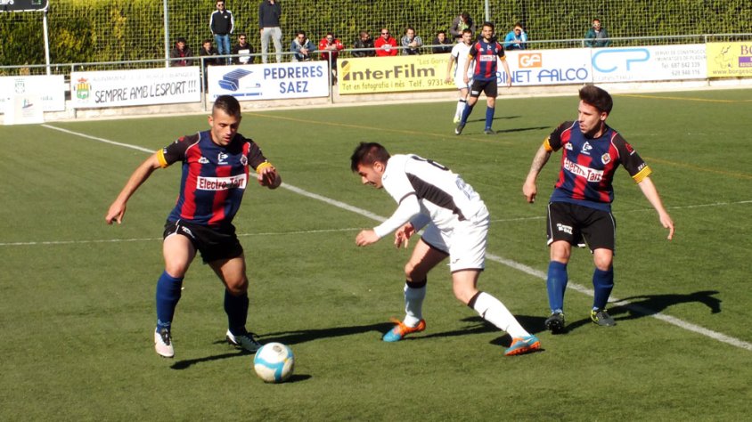 Edgar i Manu disputant la pilota a un contrari