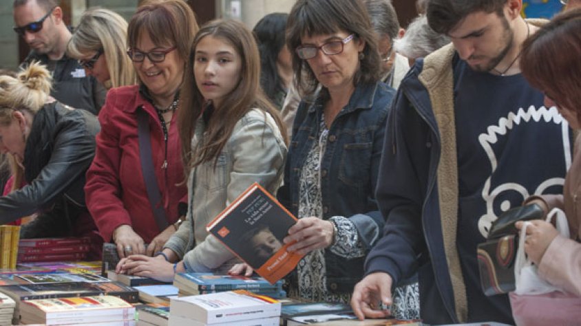 Nombrosos targarins van omplir el centre de la ciutat a la recerca de llibres