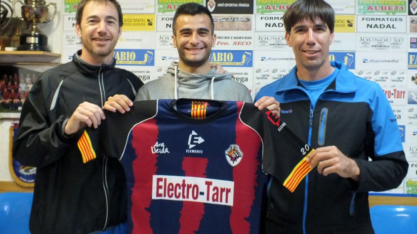 El jugador entre dos dels directors esportius del club